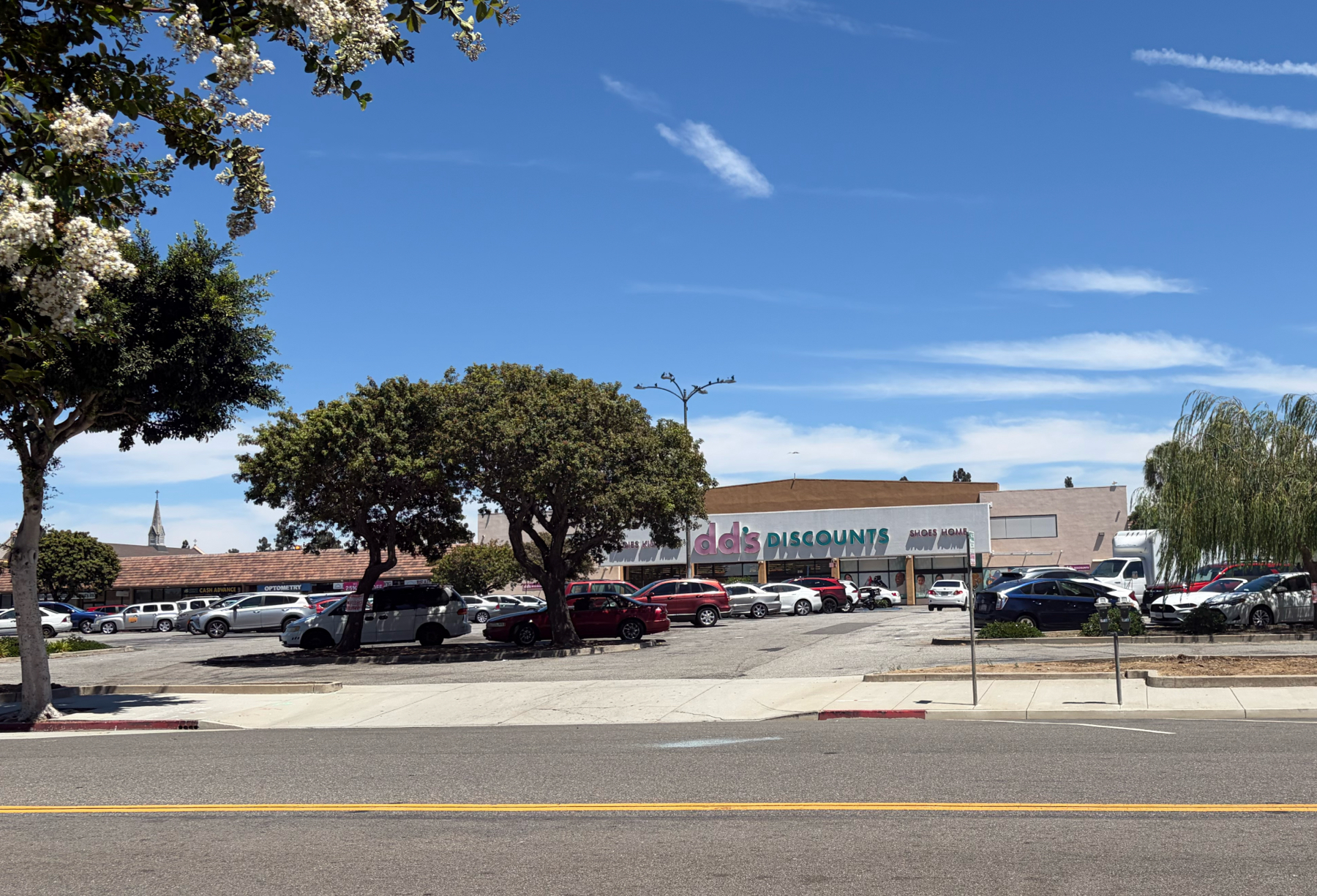 dd's Discounts exterior shopping center street view